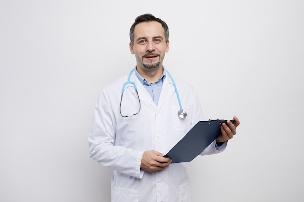 Doctor con tarjeta medica