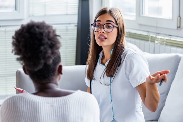 Foto doctor teniendo una discusión con un paciente