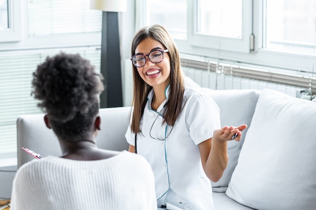 Foto doctor teniendo una discusión con un paciente