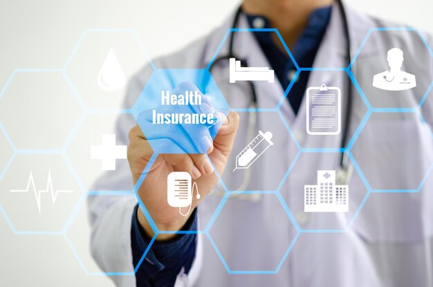 Doctor tocando el icono de cuidado de la salud seguro médico en el concepto de pantalla virtual