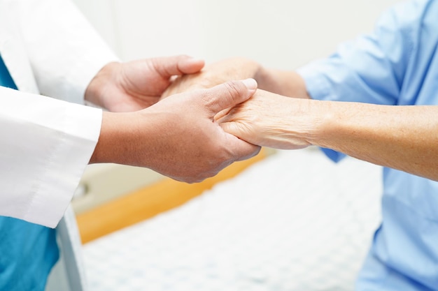 Foto doctor tomados de la mano asia anciana paciente ayuda y atención en el hospital