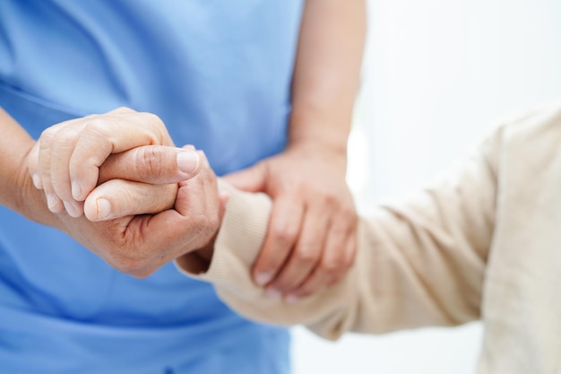 Doctor tomados de la mano Asia anciana paciente ayuda y atención en el hospital