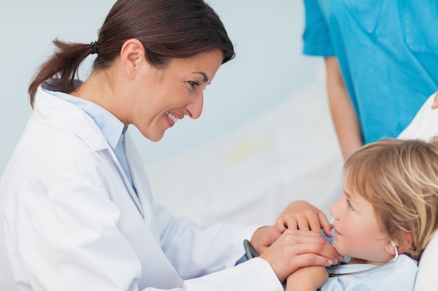 Foto doctor tomados de la mano de un niño