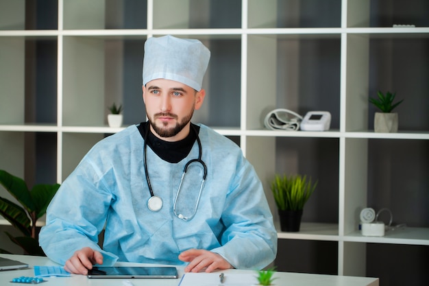 Foto el doctor trabaja en una mesa en la oficina de la clínica.