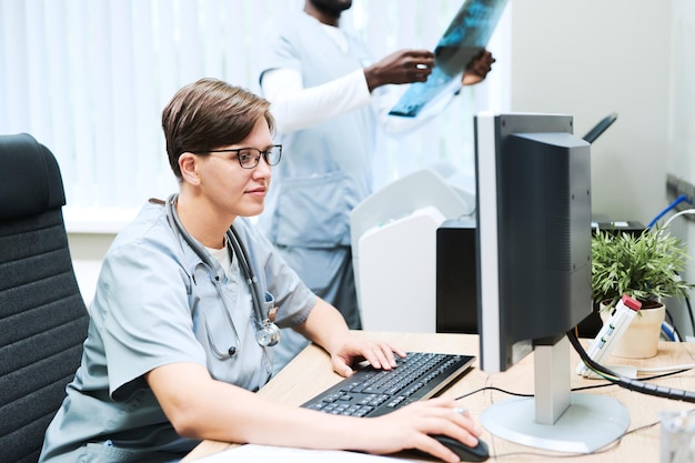 Doctor trabajando con la computadora en la oficina