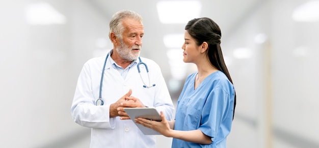 Doctor trabajando en el hospital. Cuidado de la salud y servicio médico.