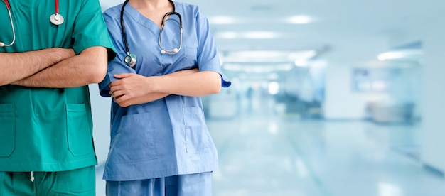 Doctor trabajando en el hospital. servicio sanitario y médico.