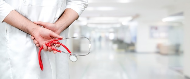 Doctor trabajando en el hospital. Servicio sanitario y médico.