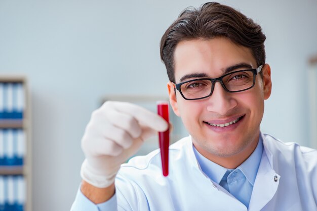 Doctor trabajando con muestras de sangre