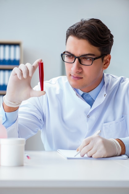 Doctor trabajando con muestras de sangre