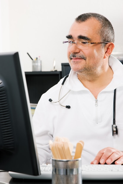 Doctor trabajando en la oficina