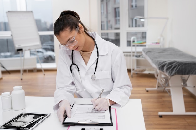 Foto doctor trabajando en su clínica