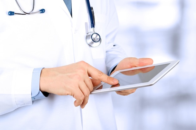 Doctor trabajando con tableta