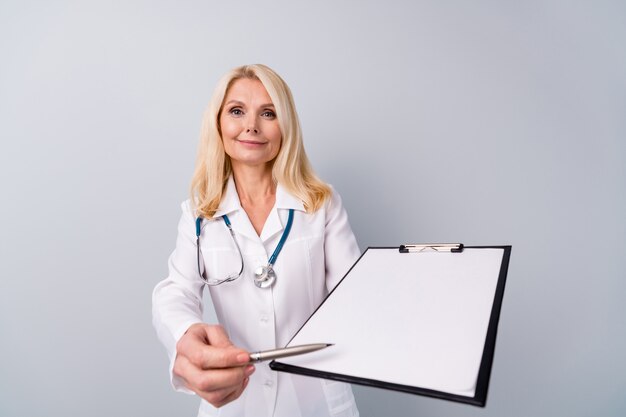 Doctor en traje blanco con estetoscopio y portapapeles