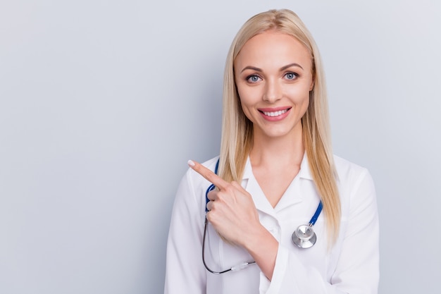 doctor en traje blanco y estetoscopio