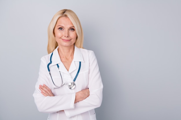 doctor en traje blanco y estetoscopio