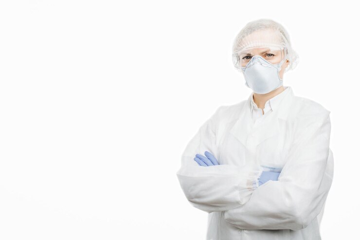 Doctor en traje protector aislado sobre fondo blanco.