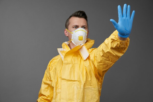 Doctor en un traje protector con máscara médica y guantes protectores.