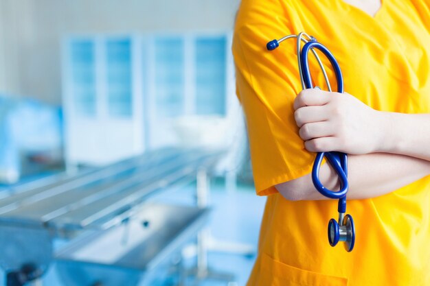 Doctor uniforme amarillo en el hospital