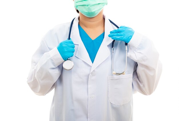 Doctor en uniforme blanco con estetoscopio y máscara médica