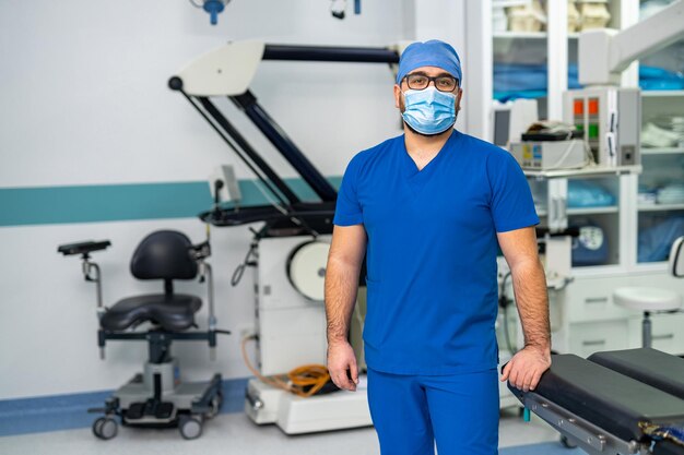 Doctor en uniforme y máscara posando Retrato de guapo trabajador médico profesional