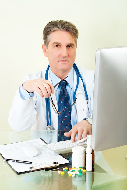 Doctor usando la computadora en el hospital