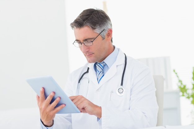 Doctor usando tableta digital