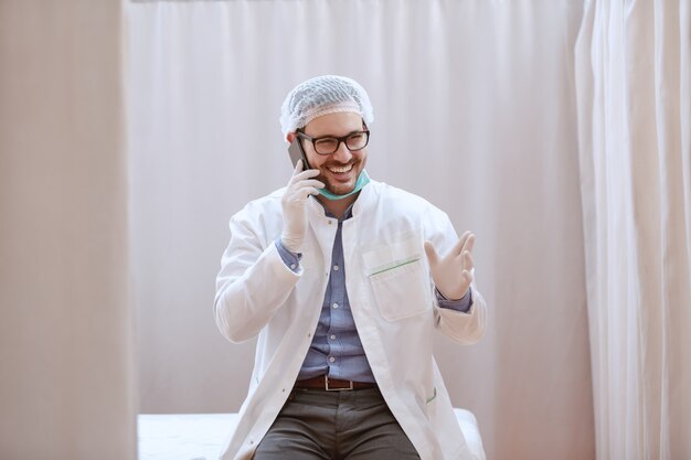 Doctor usando el teléfono en el hospital.