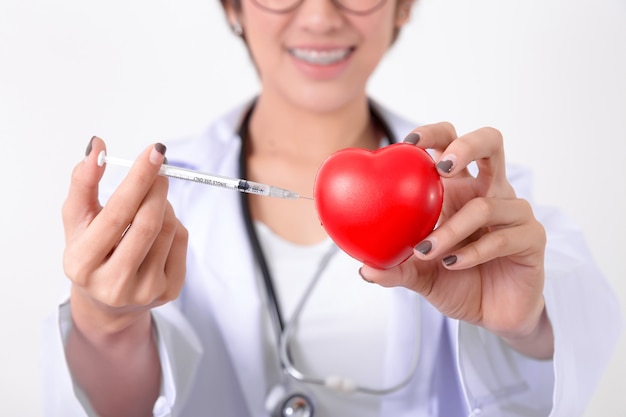 Foto doctor vacunación al corazón rojo. concepto de salud y medicina.