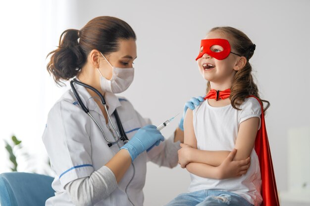 Doctor vacunando a un niño en el hospital