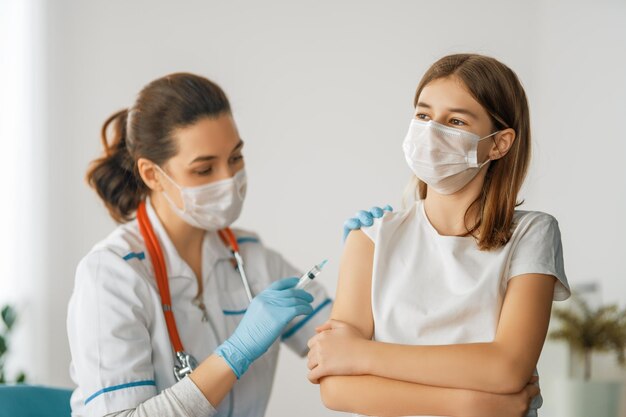 Doctor vacunando a un niño en el hospital