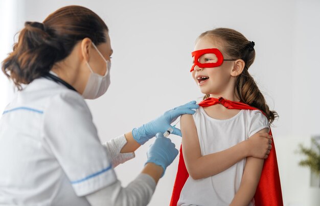 Doctor vacunando a un niño en el hospital