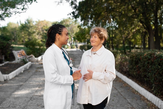 Doctor de vista lateral hablando con mujer