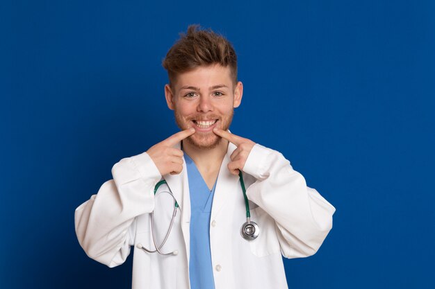 Doctor vistiendo una bata blanca