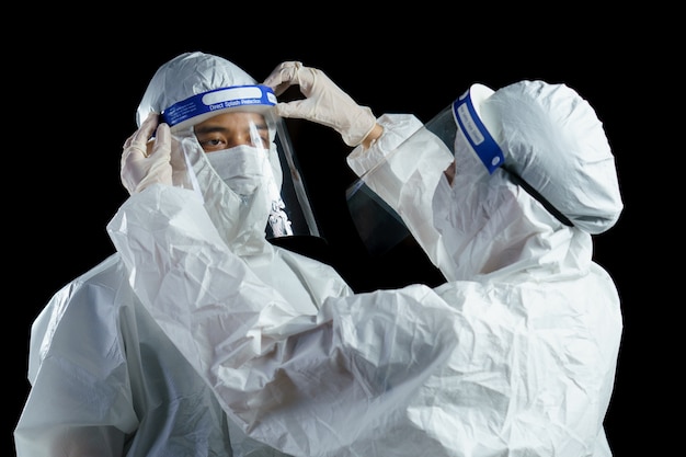 Doctor vistiendo traje ppe y mascarilla facial y protector facial en el hospital, el virus Corona, el concepto de brote del virus Covid-19.