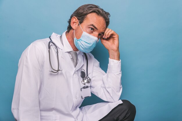 Doctor vistiendo traje de protección y mascarilla para luchar contra Covid19