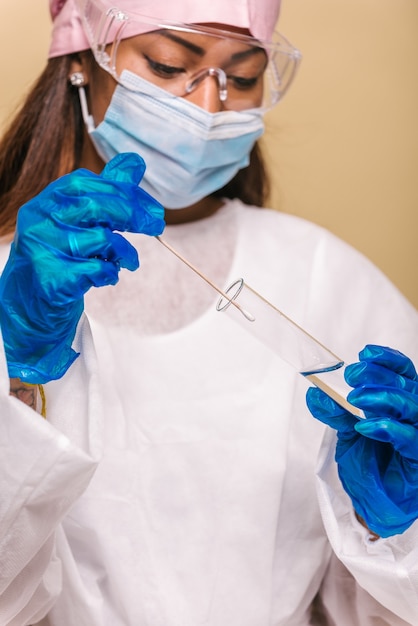 Doctor vistiendo traje de protección y mascarilla para luchar contra Covid19