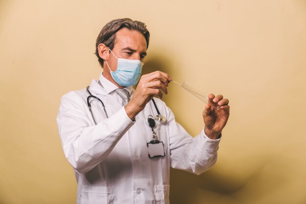 Doctor vistiendo traje de protección y mascarilla para luchar contra Covid19