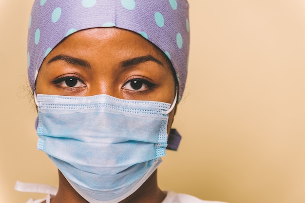 Doctor vistiendo traje de protección y mascarilla para luchar contra Covid19