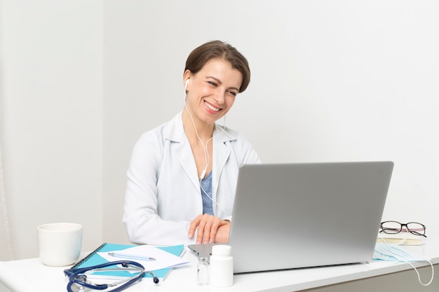La doctora aconseja al paciente en video chat en línea.