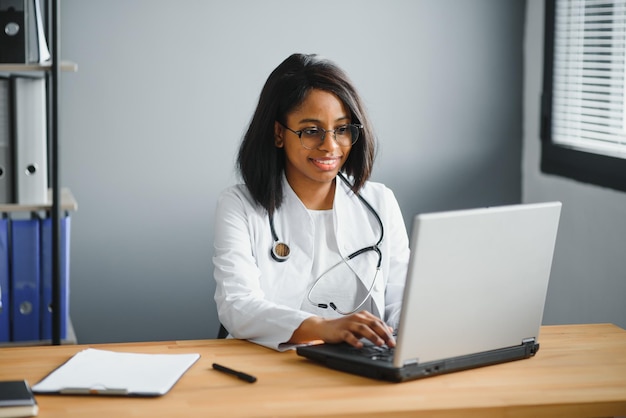 Una doctora africana hace una videollamada de telemedicina en línea consulta a un paciente Terapeuta negra afroamericana hablando con la cámara en un chat de videoconferencia remota Vista de la cámara web en la cabeza