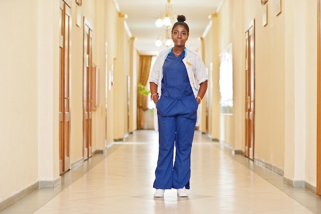 Doctora africana profesional en el hospital Negocio de atención médica y servicio médico de África