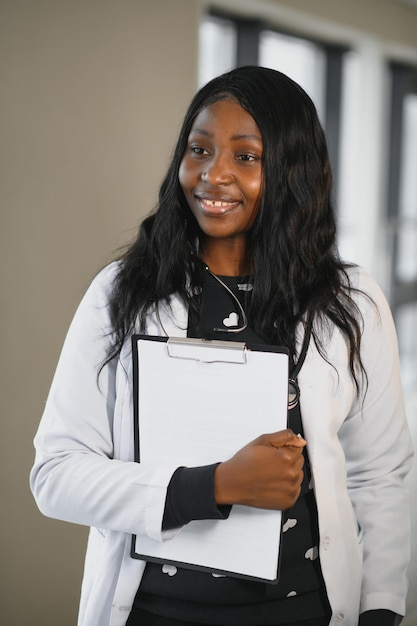 Doctora afroamericana en el pasillo del hospital