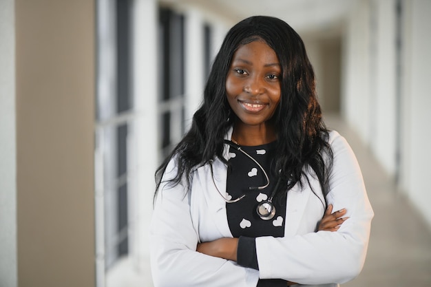 Doctora afroamericana en el pasillo del hospital