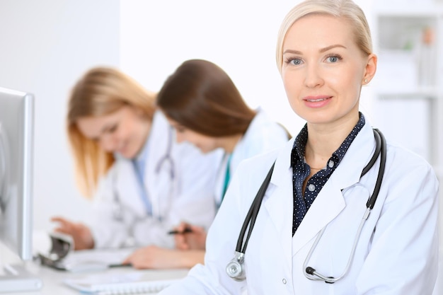 Doctora al frente de un equipo médico en el hospital.