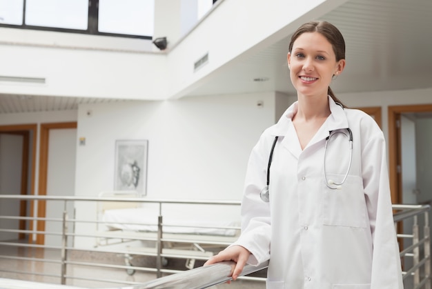 Doctora, apoyado en la barandilla