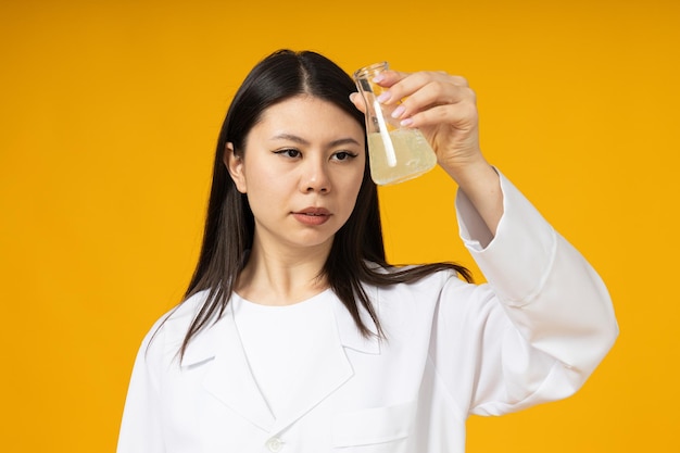 Una doctora asiática con una bata blanca.