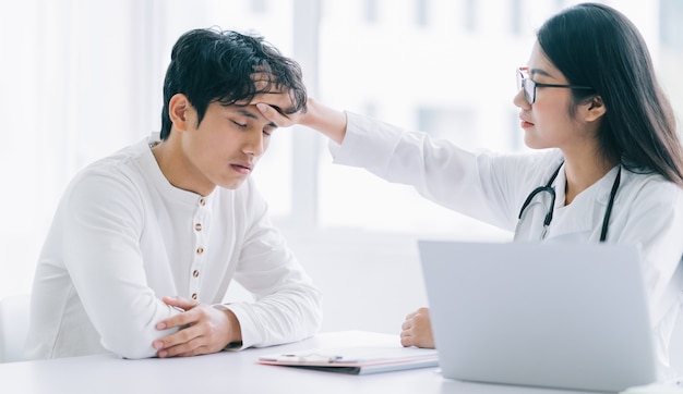 Doctora asiática está comprobando la salud del paciente