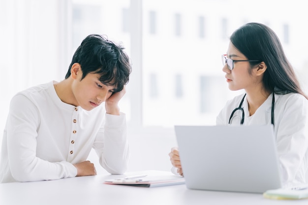 Doctora asiática está comprobando la salud del paciente