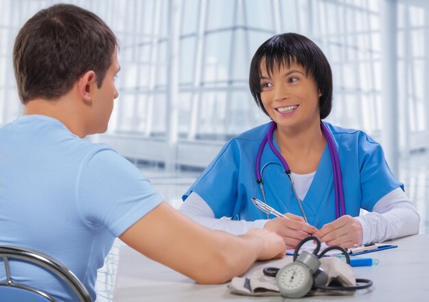 Doctora asiática hablando con el paciente